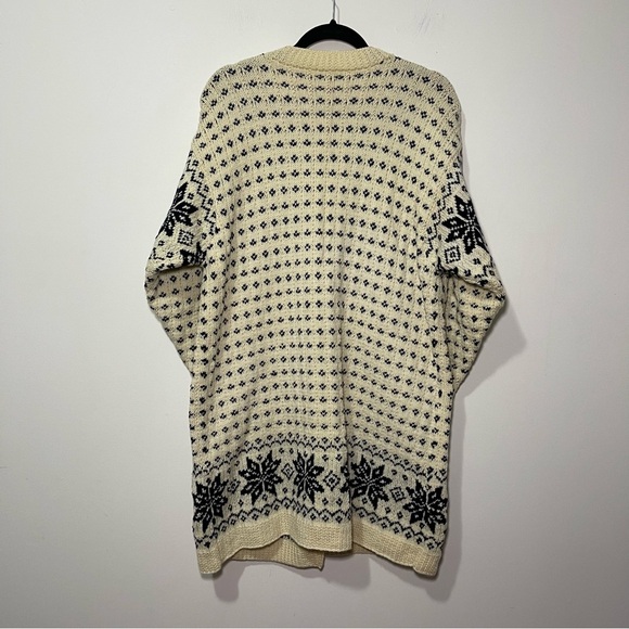 Vintage Nordic Women Navy  & Cream Snowflake winter chunky cardigan in size L/XL - Picture 7 of 10